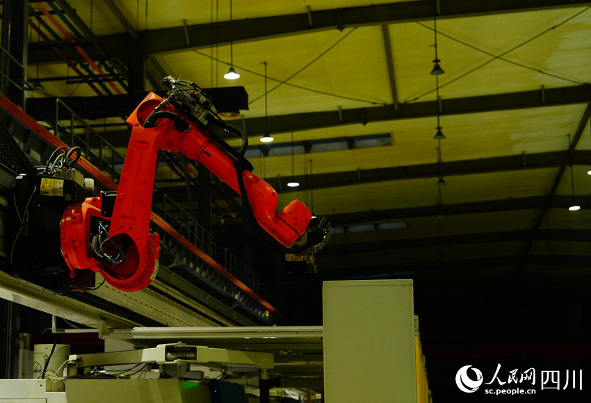 “黑燈產(chǎn)線”在無人狀態(tài)下照常運(yùn)轉(zhuǎn)。人民網(wǎng)記者 王波攝 “黑燈產(chǎn)線”在無人狀態(tài)下照常運(yùn)轉(zhuǎn)。人民網(wǎng)記者 王波攝