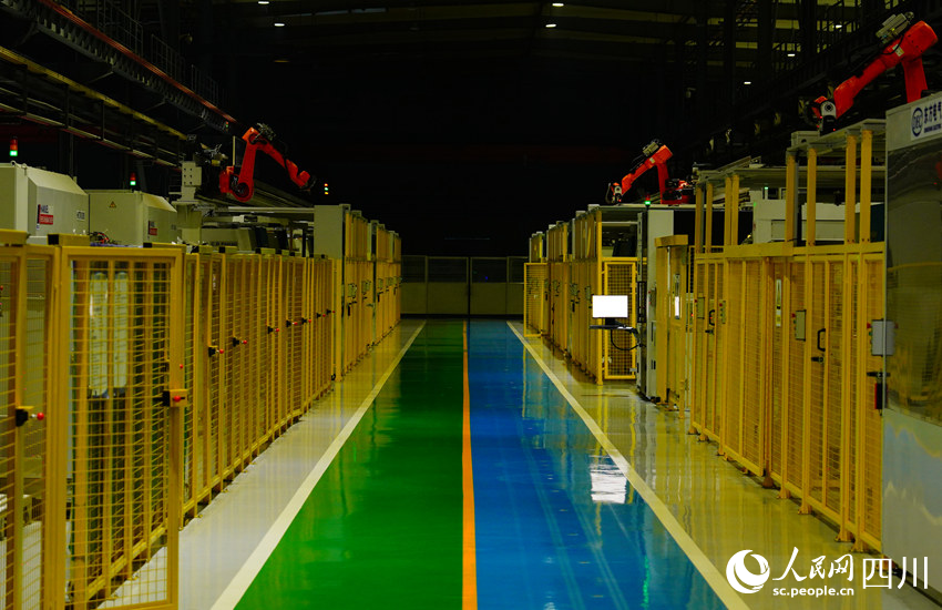 藏在一排排柜子里的智能加工機(jī)器晝夜不停地運(yùn)轉(zhuǎn)。人民網(wǎng)記者 王波攝 藏在一排排柜子里的智能加工機(jī)器晝夜不停地運(yùn)轉(zhuǎn)。人民網(wǎng)記者 王波攝
