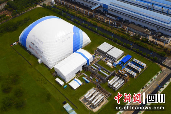 項目像一座藍白相間的“小山”。東方汽輪機 供圖